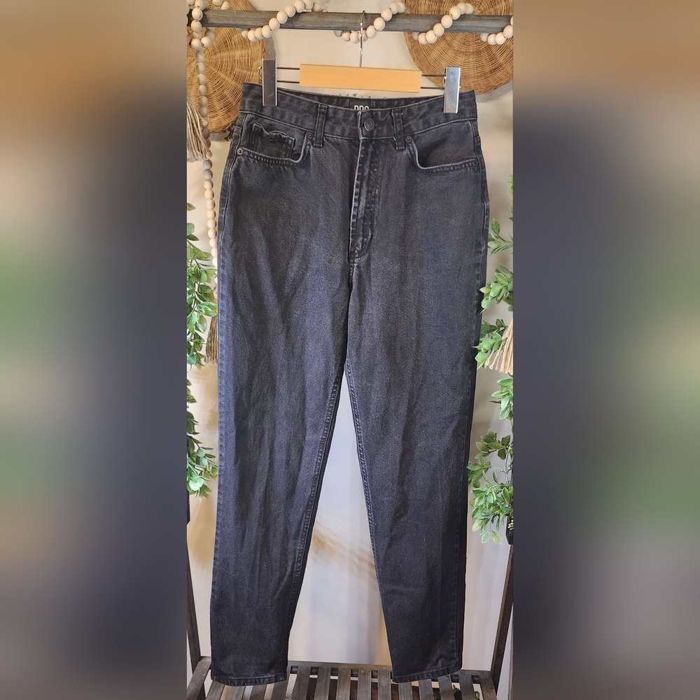 BDG Urban Outfitters - (28) Mom High Rise Jeans